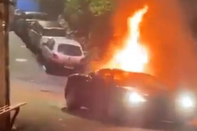 As causas da pane ainda são desconhecidas. O automóvel já foi retirado da via