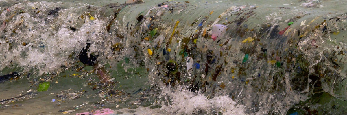 Onda carregando resíduos plásticos e outros lixos aparece em uma praia em Koh Samui, no Golfo da Tailândia, em janeiro de 2021