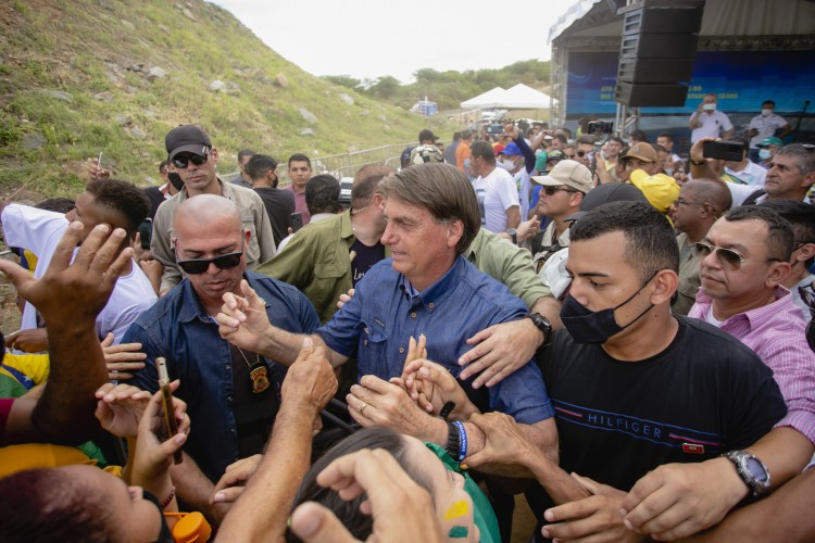 Presidente Jair Bolsonaro passou no meio dos apoiadores abraçando e tirando fotos, em Jati