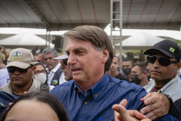 Presidente Jair Bolsonaro passou no meio dos apoiadores abraçando e tirando fotos, em Jati