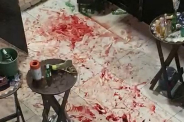 Pelo menos duas pessoas no bar foram baleadas durante disparos