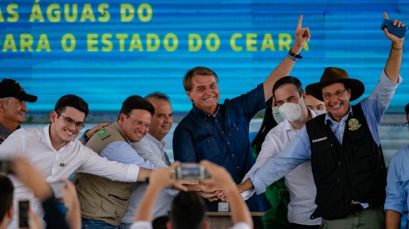 Bolsonaro em Jati, ao lado de parlamentares cearenses, como Capitão Wagner e o vereador Carmelo Neto, e ministros(foto: AURÉLIO ALVES / O POVO)