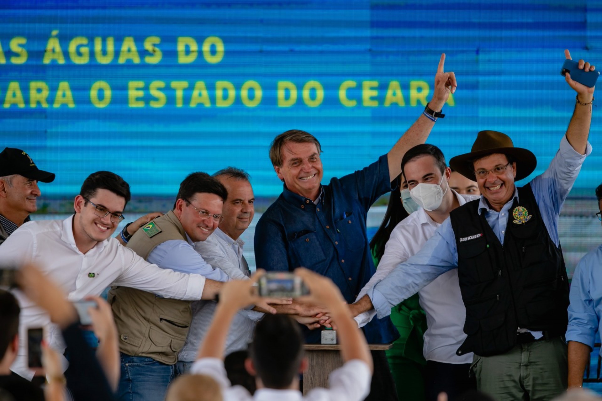Bolsonaro em Jati, ao lado de parlamentares cearenses, como Capitão Wagner e o vereador Carmelo Neto, e ministros (Foto: AURÉLIO ALVES)