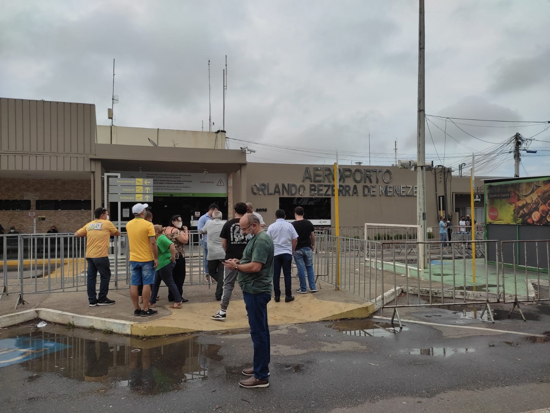 Apoiadores do presidente Bolsonaro aguardavam desembarque do mandatário no aeroporto Orlando Bezerra de Menezes, em Juazeiro do Norte, na manhã desta terça-feira, 8 de fevereiro de 2022