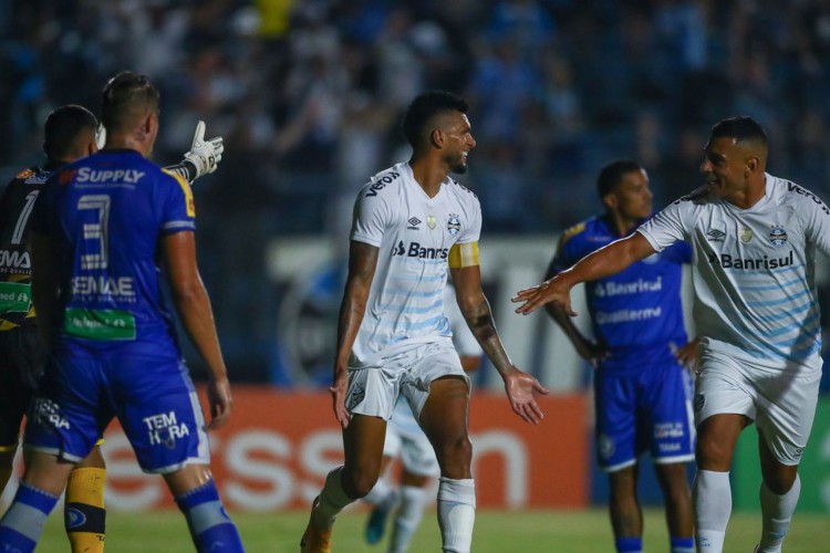 RS - FUTEBOL/GAUCHAO 2022/GREMIO X AIMORE - ESPORTES - Lance da partida entre Aimore e Gremio disputada na noite desta quarta-feira, no estadio Cristo Rei, em Sao Leopoldo, valida pela  Campeonato Gaucho 2022. FOTO: LUCAS UEBEL/GREMIO FBPA
