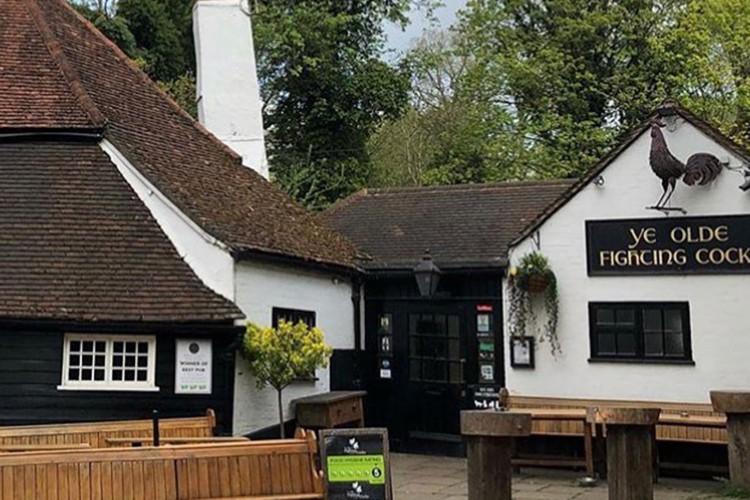 O pub Ye Old Fighting Cocks, conhecido como o mais antigo da Inglaterra