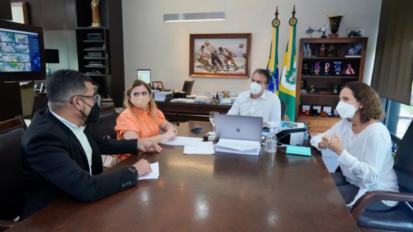 ?CAMILO fez anúncio após reunião com a vice, Izolda Cela, a secretária Eliana Estrela e o presidente do Sindicato Apeoc, Anízio Melo