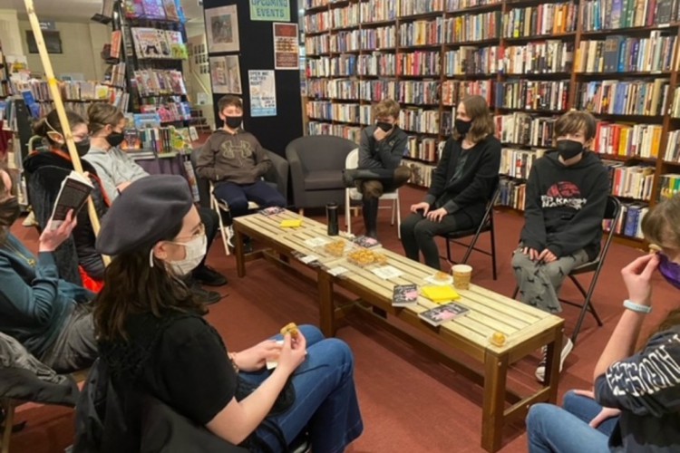 Kutztown's Banned Book Club é um grupo de jovens que discutem os livros banidos em suas escolas