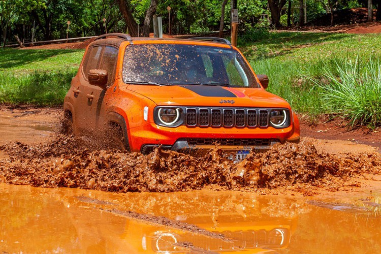 Renegade: A Trailhawk possui pneus de uso misto exclusivos da versão e suspensão elevada