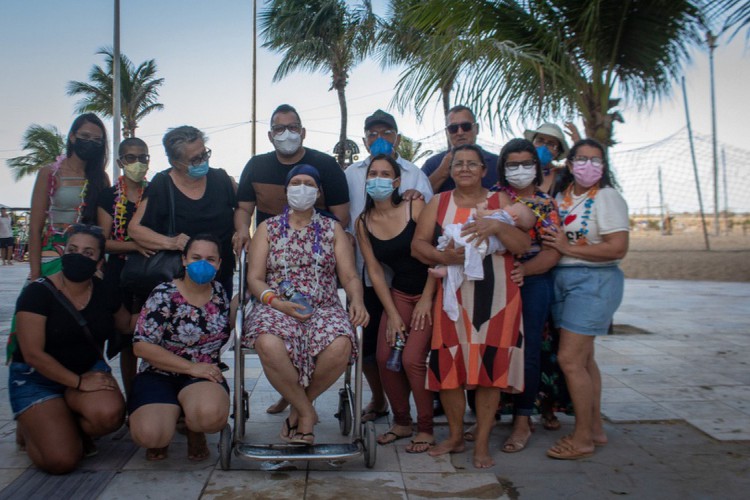 Izabel Loiola com família e amigos se reúnem para levar mulher à praia. Izabel realiza tratamento contra a leucemia desde dezembro de 2021, no Hospital Universitário Walter Cantídio