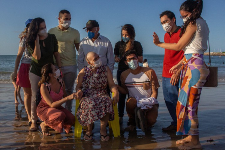 Izabel Loiola com família e amigos se reúnem para levar mulher à praia. Izabel realiza tratamento contra a leucemia desde dezembro de 2021, no Hospital Universitário Walter Cantídio