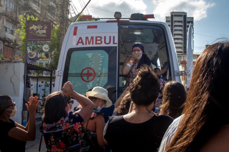 Izabel Loiola com família e amigos se reúnem para levar mulher à praia. Izabel realiza tratamento contra a leucemia desde dezembro de 2021, no Hospital Universitário Walter Cantídio