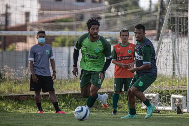 Elenco do Floresta durante preparação para o jogo contra o Campinense