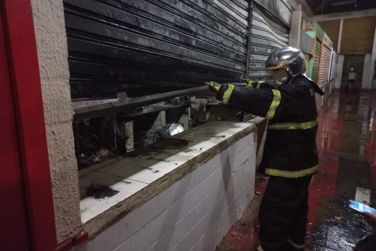 Fogo foi contido pelos Bombeiros