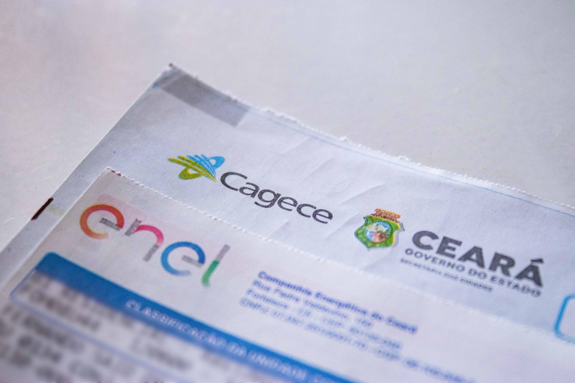 A parceria firmada entre a Enel Brasil e a PicPay prevê também que parte do valor da fatura pago pelo aplicativo com cartão de crédito seja devolvido ao consumidor via programa de cashback. Na foto, dois boletos impressos de contas de companhias de energia e de água e esgoto do Ceará