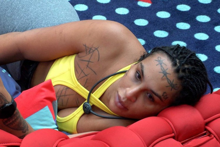 BBB 222: Linn da Quebrada conversa com participantes na piscina; saiba o que vai passar no programa de hoje (18/02) e que horas começa