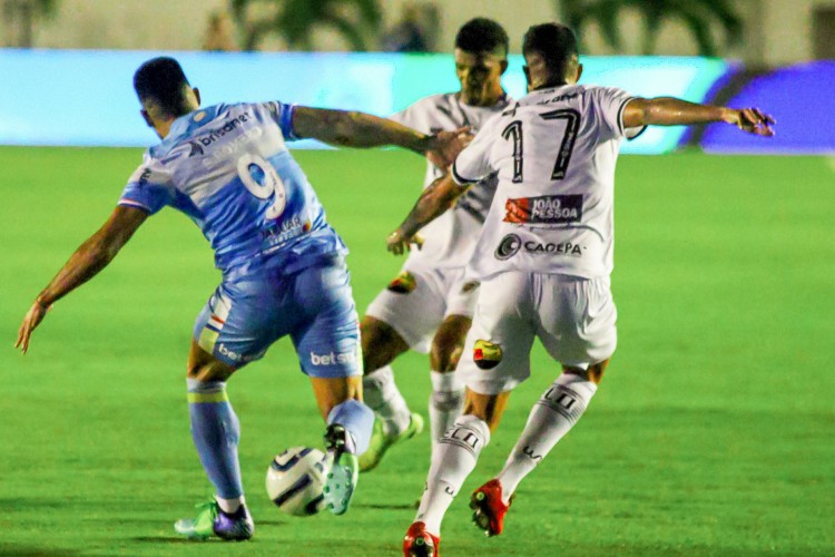 Lances de Botafogo-PB x Fortaleza pela Copa do Nordeste de 2022. 