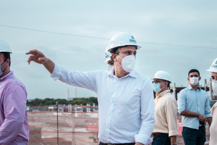 Governador Camilo Santana visita a construção do Hospital Universitário da Uece, no bairro Itaperi
