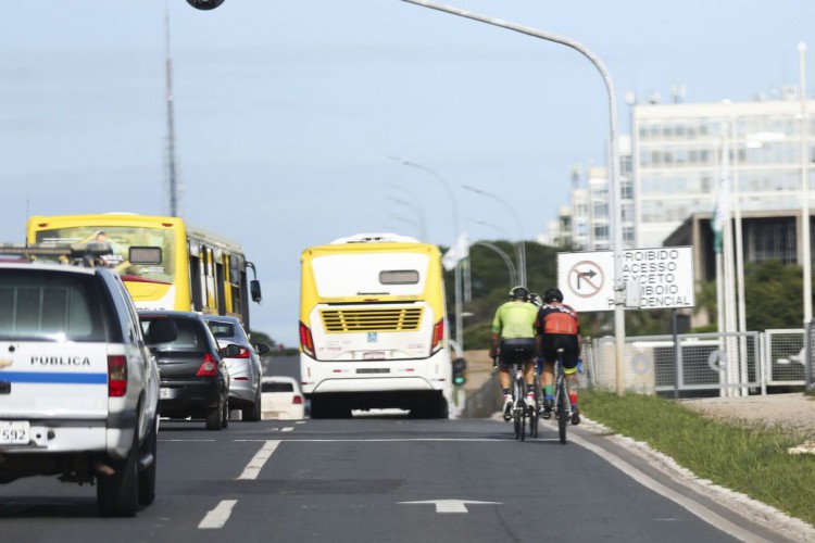 Trânsito de carros e ciclistas  na via N1 do Eixo Monumental em frente ao Palácio do Planalto