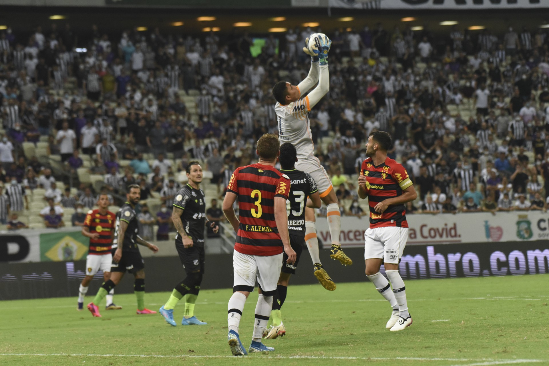 Mailson, goleiro do Sport, brilhou e foi o melhor em campo (Foto: CAIO ROCHA/AE)