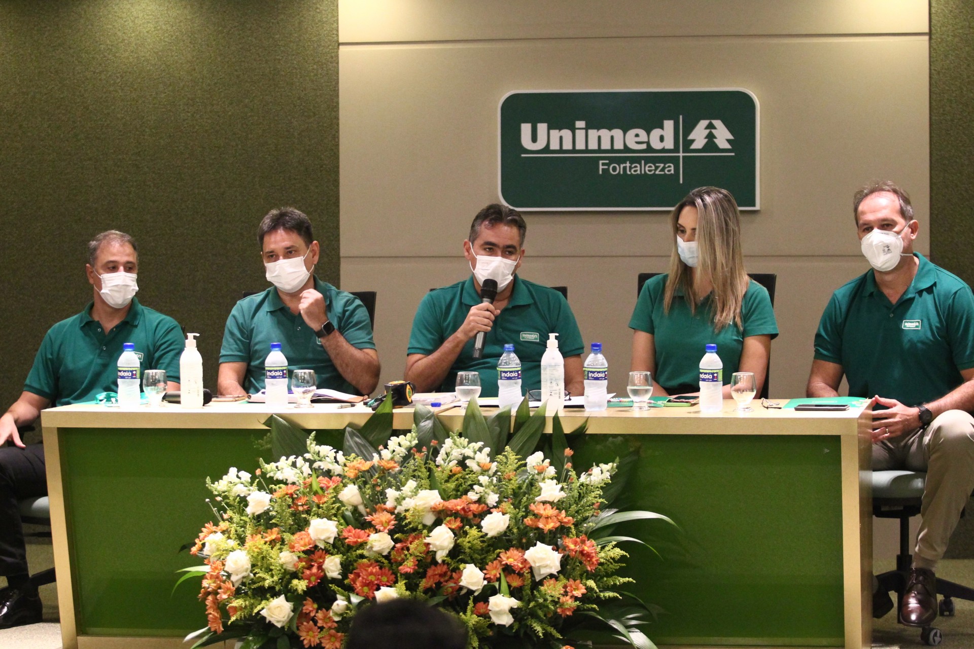 ￼ Marcos Aragão (ao centro) foi eleito novo presidente da Unimed Fortaleza, em chapa composta, ainda, pelos diretores: Fabrício Martins e Flávio Ibiapina (ambos à esquerda), além de Fernanda Colares e Assis Filho (ambos à direita) (Foto: FABIO LIMA)