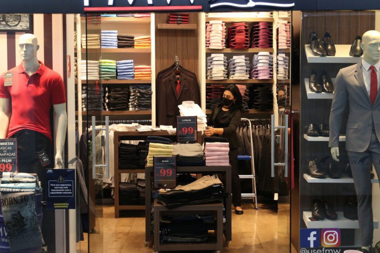 São Paulo - Lojas reabertas no Shopping Light após início da fase de transição do Plano São Paulo para combate à covid-19, que permite o funcionamento das lojas de shopping centers das 11h às 19h.