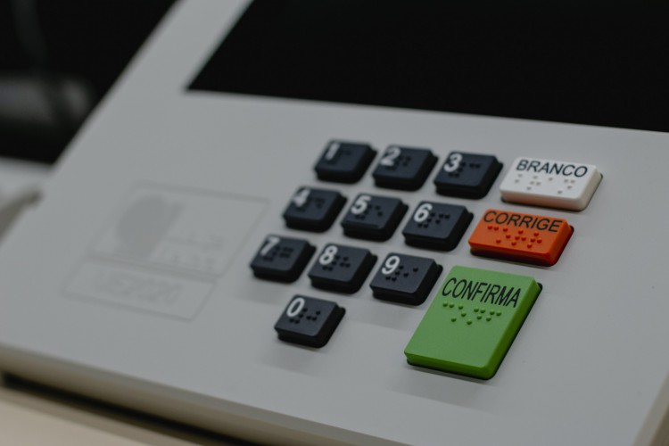 Na data, o Tribunal Superior Eleitoral (TSE) permite que o comércio funcione, desde que sejam respeitadas as leis trabalhistas