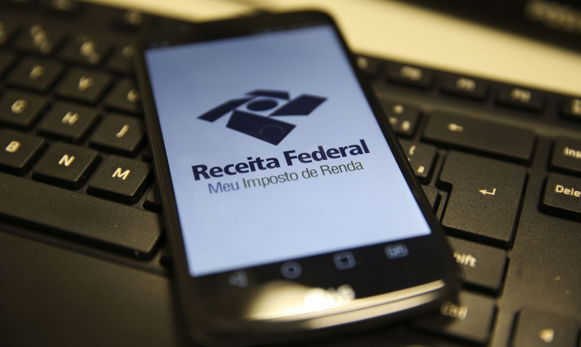 ￼   A declaração  pode ser iniciada pelo celular e concluída pelo computador (Foto: Marcello Casal JrAgência Brasil)