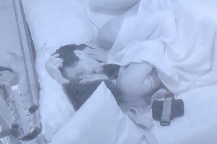 Natália e Eliezer foram juntos ao quarto grunge após festa do líder