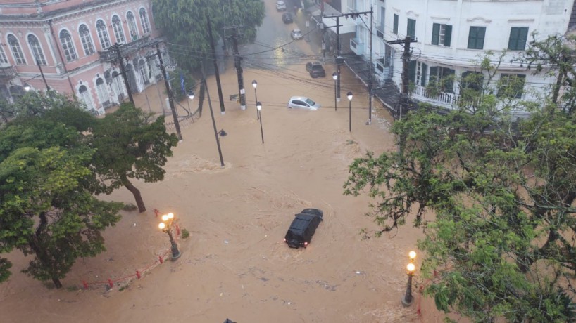 Número de mortos pela tragédia em Petrópolis acumula 120; Camilo Santana oferece ajuda ao Estado do Rio de Janeiro(foto: Reprodução/Agência Brasil)