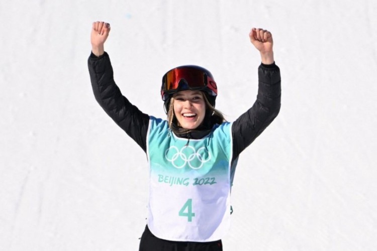 Eileen Gu, esquiadora chinesa nascida nos EUA e destaque nas Olimpíadas de Inverno 2022 com apenas 18 anos de idade
