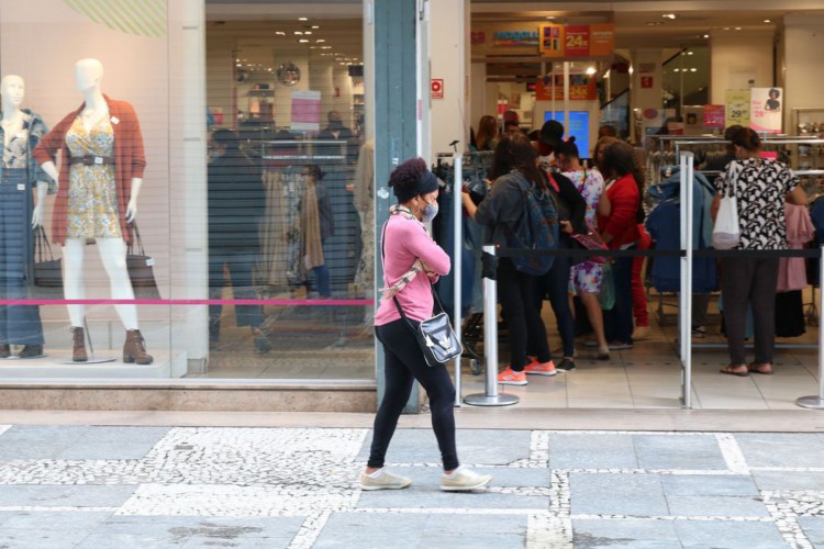 São Paulo - Comércio de rua reaberto após início da fase de transição do Plano São Paulo para combate à covid-19, no centro da capital. 