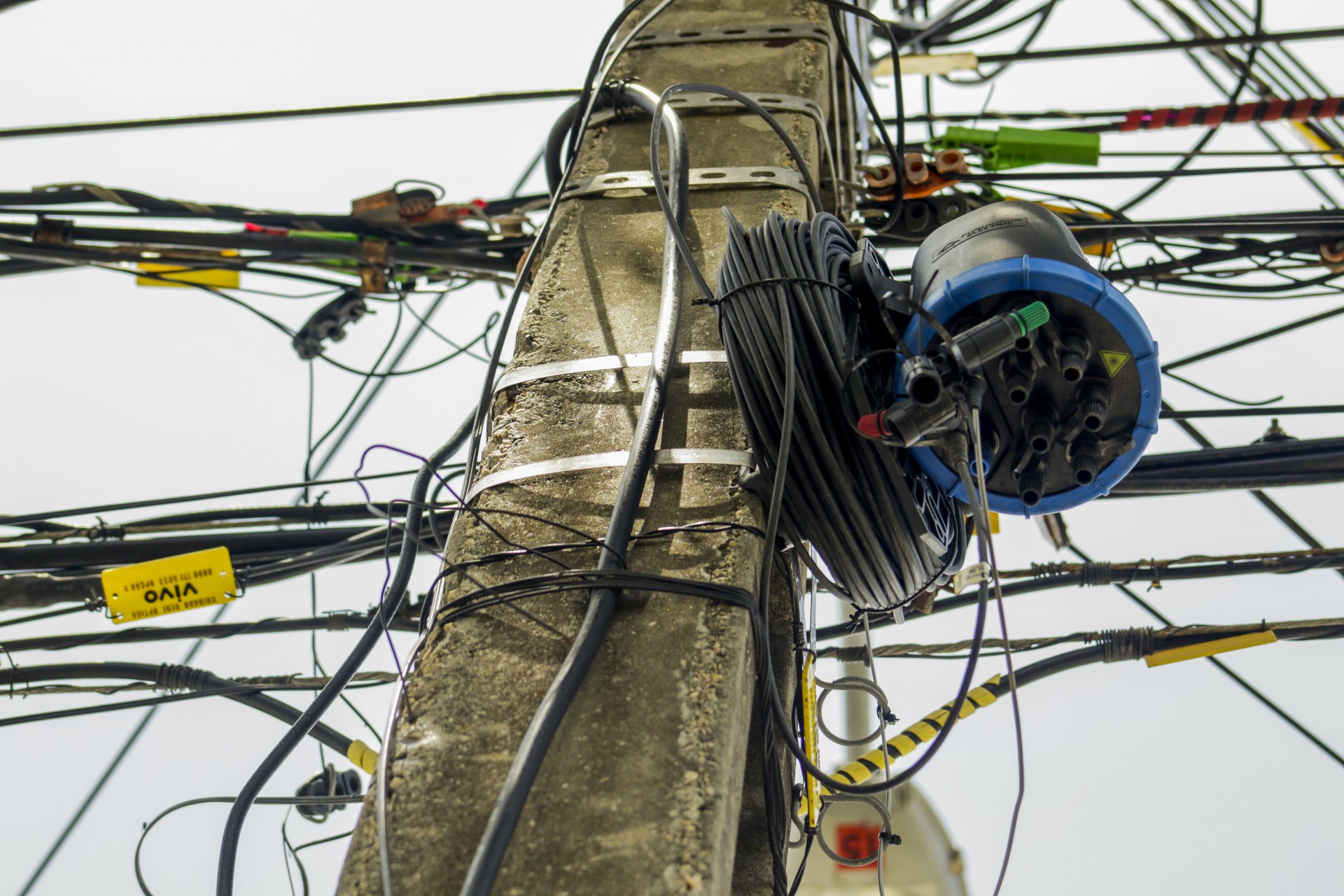￼ENEL quer retomar cobrança pelo uso dos postes de energia pelas provedoras de internet (Foto: Thais Mesquita)