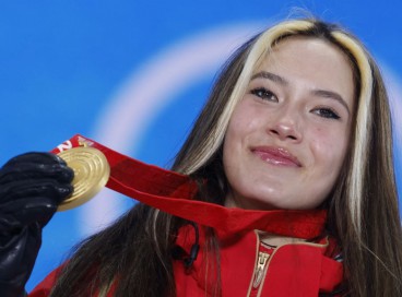 Aos 18 anos de idade, Eileen Gu se tornou a primeira atleta do esqui de estilo livre a conquistar três medalhas na mesma edição   