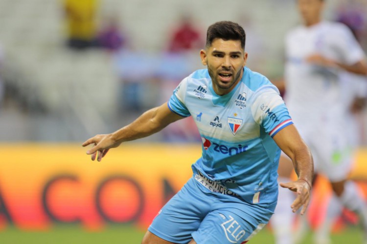 Silvio Romero celebra gol marcado pelo Fortaleza