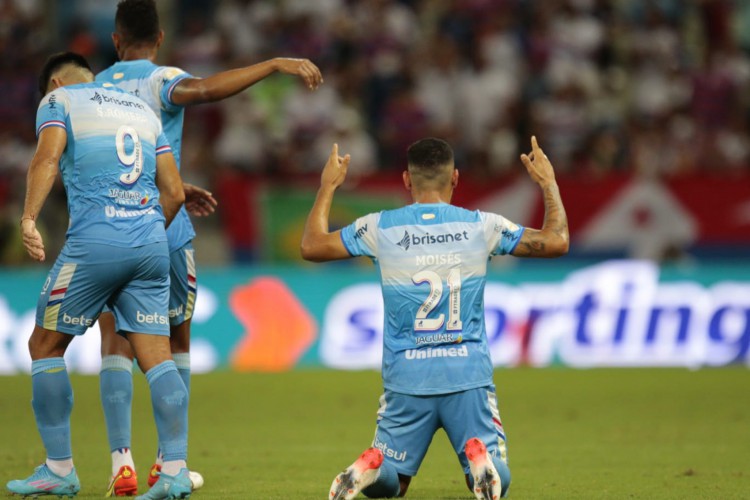 Moisés e Silvio Romero, que aparecem na foto, marcaram dois dos três gols do Fortaleza sobre o Bahia 