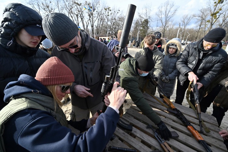 ￼Civis recebem treinamento básico de uso de armas na Ucrânia