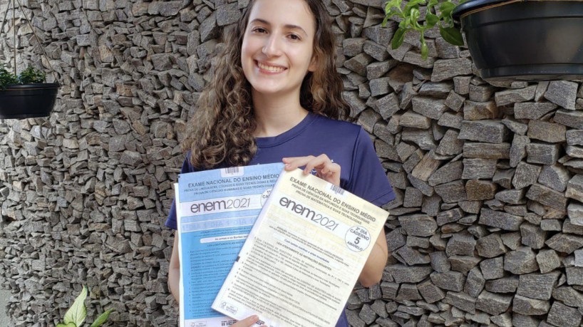 Cássia Caroline Aguiar, de 18 anos, estudante de Fortaleza tira nota máxima na redação do Enem 2021: "foi uma surpresa"(foto: Arquivo pessoal)