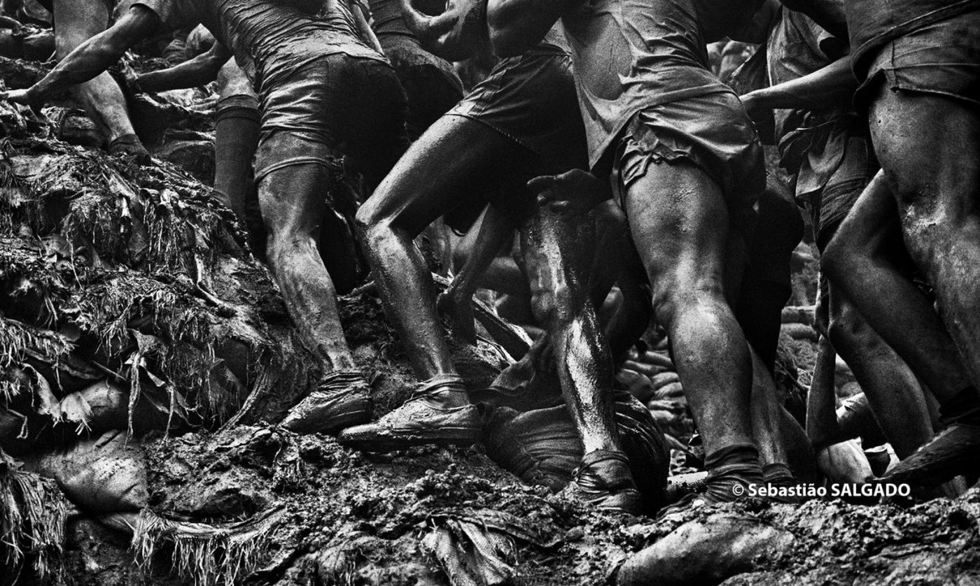 Exposi&ccedil;&atilde;o de fotografias de Serra Pelada feitas por Sebasti&atilde;o Salgado