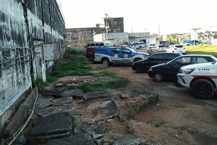 O policiamento foi reforçado no perímetro da penitenciária de Salvador