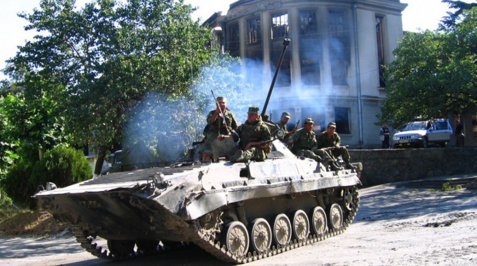 Tanque russo na Ossétia do Sul, Geórgia, durante a invasão russa em 2008(Foto: Yana Amelina/Wikimedia Commons)
