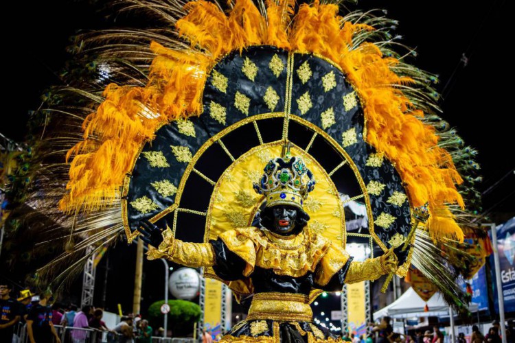 O maracatu inovou o carnaval cearense por causa de suas vestimentas