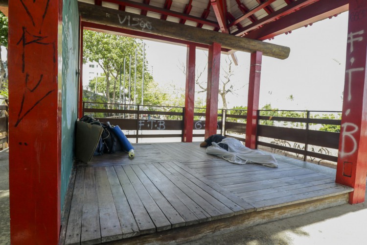 ￼PESSOAS em situação de rua usam local para dormir e fazer necessidades