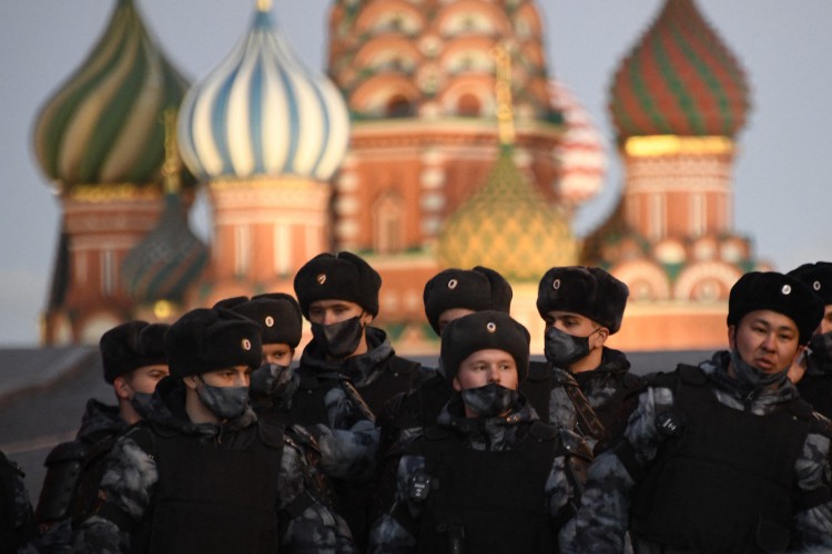 Guardas nos arredores do Kremlin, sede do governo russo(Foto: ALEXANDER NEMENOV/AFP)