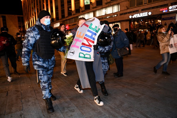Manifestante detido em Moscou, na Rússia, por protestar contra invasão da Ucrânia