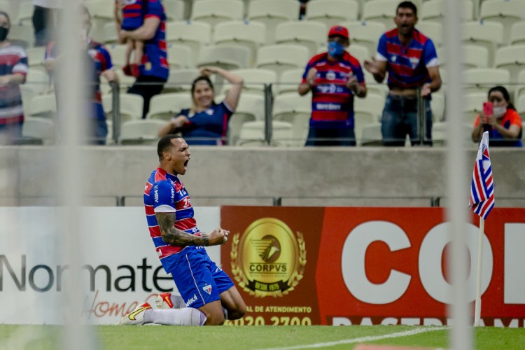 Titi comemora o seu gol na vitória sobre o Pacajus, no Castelão