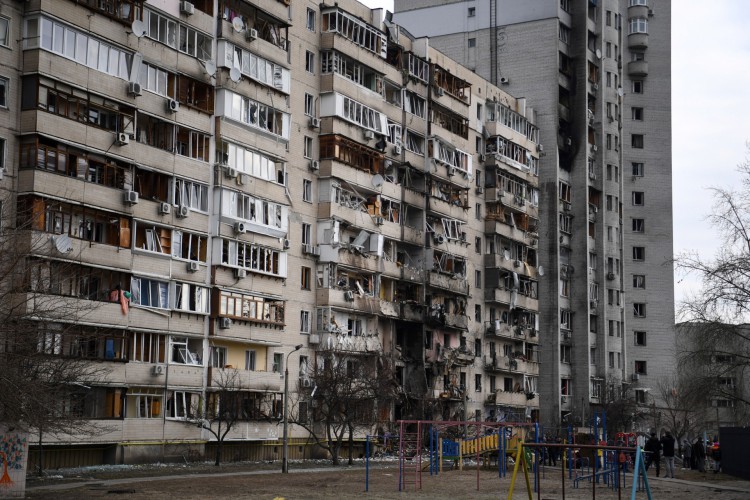 Uma visão geral de um edifício residencial danificado na rua Koshytsa, um subúrbio da capital ucraniana Kiev, onde um bombardeio militar supostamente atingiu, em 25 de fevereiro de 2022