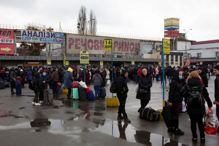 People gather at a bus station as they try to leave the city of Kyiv, Ukraine February 24, 2022.  REUTERS/Volodymyr Petrov