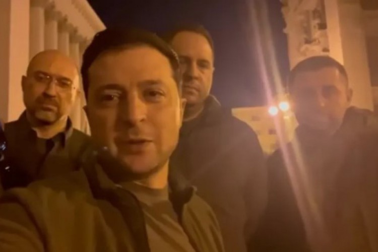 Video: Presidente da Ucrânia aparece em Kiev e diz que está 