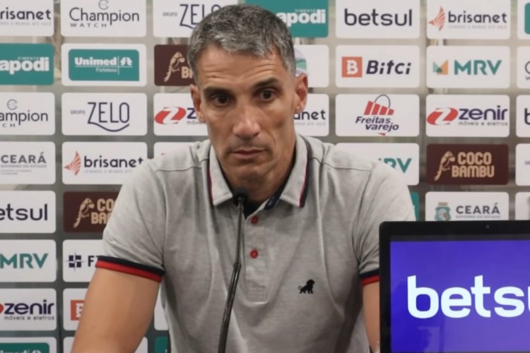 Técnico Juan Pablo Vojvoda em entrevista coletiva pós-jogo